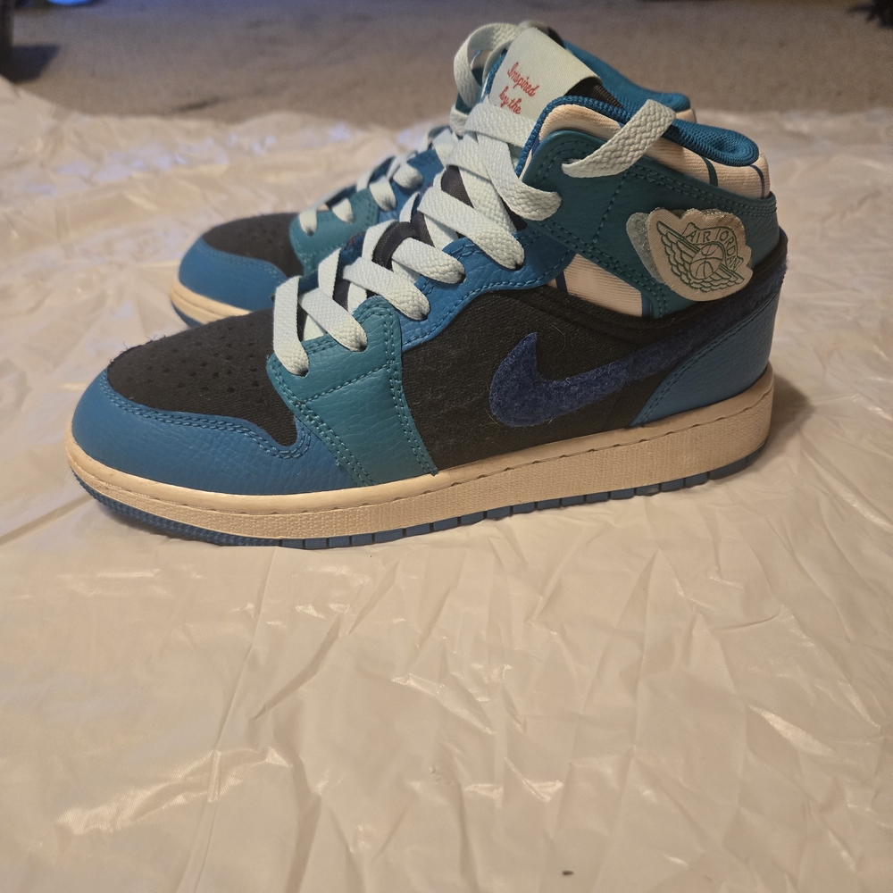 Jordan Kids Aqua and Black Sneakers Youth 3.5